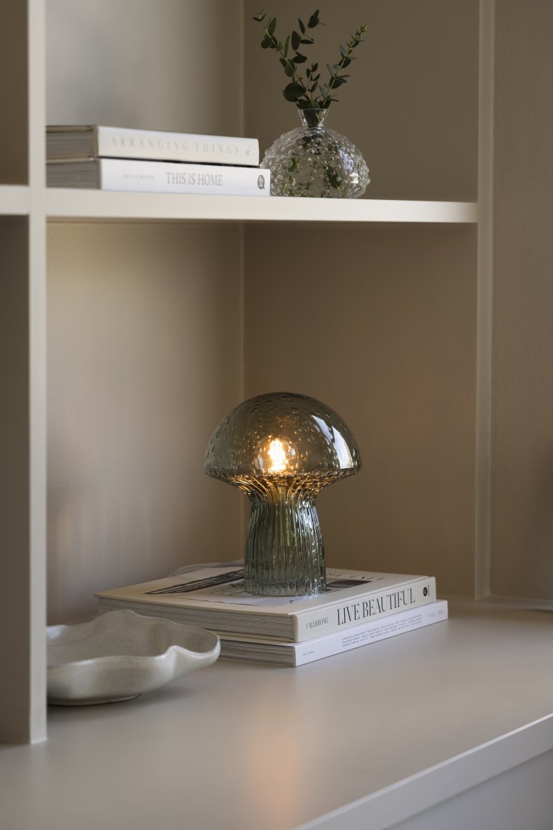 Fungo 20cm Verde lámpara de mesa De Globen Lighting - La l&aacute;mpara Fungo con forma de hongo es una hermosa l&aacute;mpara de mesa hecha de vidrio soplado con detalles acanalados en la base.
