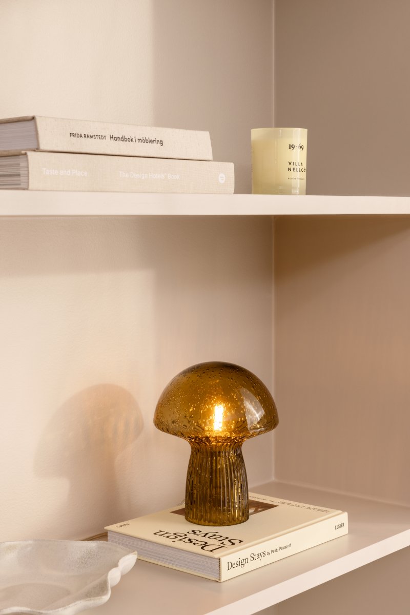 Fungo 20cm Marrón lámpara de mesa De Globen Lighting - La l&aacute;mpara Fungo con forma de hongo es una hermosa l&aacute;mpara de mesa hecha de vidrio soplado con detalles acanalados en la base.