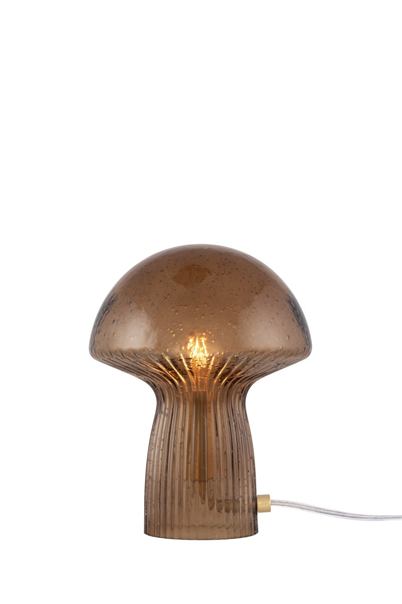Fungo 20cm Marrón lámpara de mesa De Globen Lighting - La l&aacute;mpara Fungo con forma de hongo es una hermosa l&aacute;mpara de mesa hecha de vidrio soplado con detalles acanalados en la base.