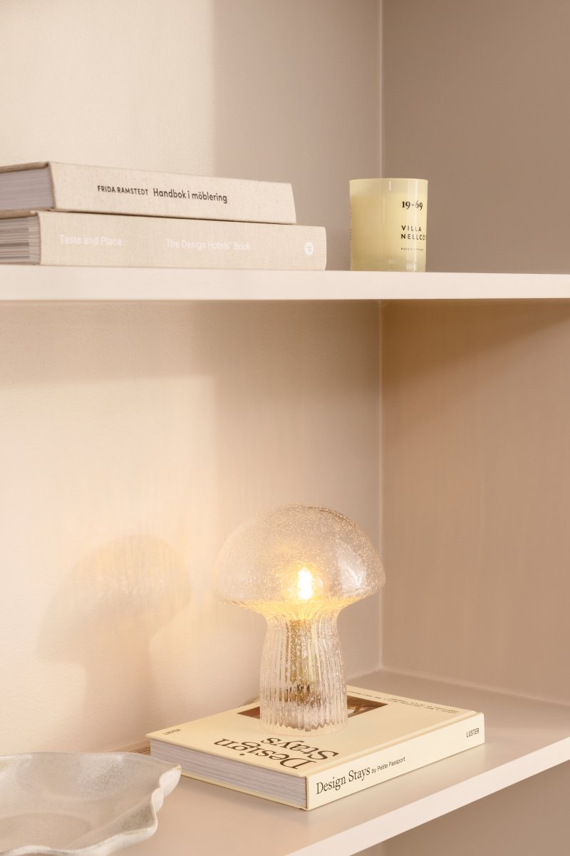 Fungo 20cm Transparente lámpara de mesa De Globen Lighting - La l&aacute;mpara Fungo con forma de hongo es una hermosa l&aacute;mpara de mesa hecha de vidrio soplado con detalles acanalados en la base.