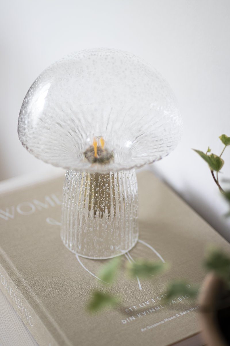 Fungo 20cm Transparente lámpara de mesa De Globen Lighting - La l&aacute;mpara Fungo con forma de hongo es una hermosa l&aacute;mpara de mesa hecha de vidrio soplado con detalles acanalados en la base.