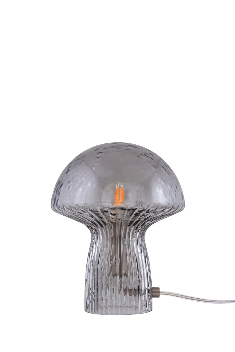 Fungo 20cm Color humo lámpara de mesa De Globen Lighting - La l&aacute;mpara Fungo con forma de hongo es una hermosa l&aacute;mpara de mesa hecha de vidrio soplado con detalles acanalados en la base.