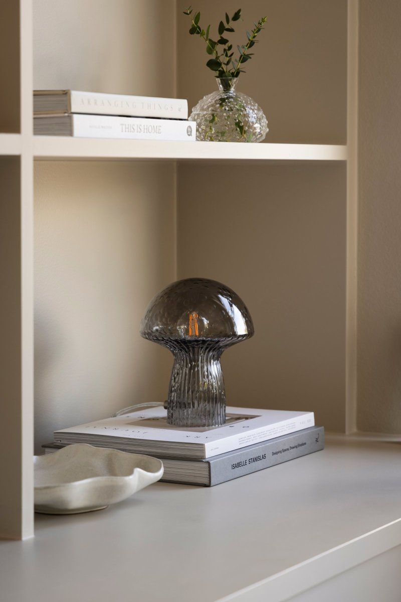 Fungo 20cm Color humo lámpara de mesa De Globen Lighting - La l&aacute;mpara Fungo con forma de hongo es una hermosa l&aacute;mpara de mesa hecha de vidrio soplado con detalles acanalados en la base.