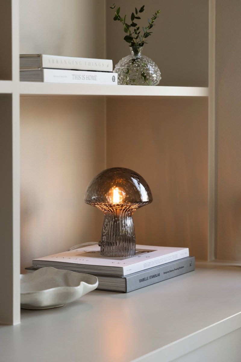 Fungo 20cm Color humo lámpara de mesa De Globen Lighting - La l&aacute;mpara Fungo con forma de hongo es una hermosa l&aacute;mpara de mesa hecha de vidrio soplado con detalles acanalados en la base.