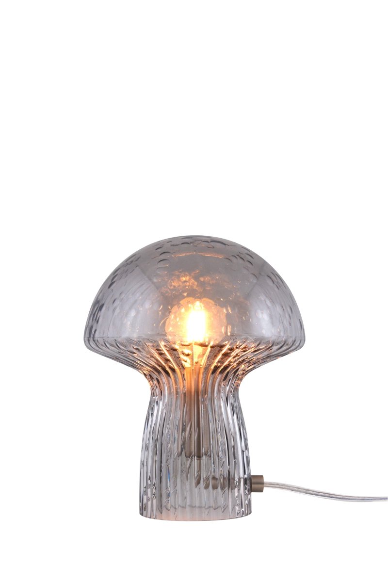 Fungo 20cm Color humo lámpara de mesa De Globen Lighting - La l&aacute;mpara Fungo con forma de hongo es una hermosa l&aacute;mpara de mesa hecha de vidrio soplado con detalles acanalados en la base.