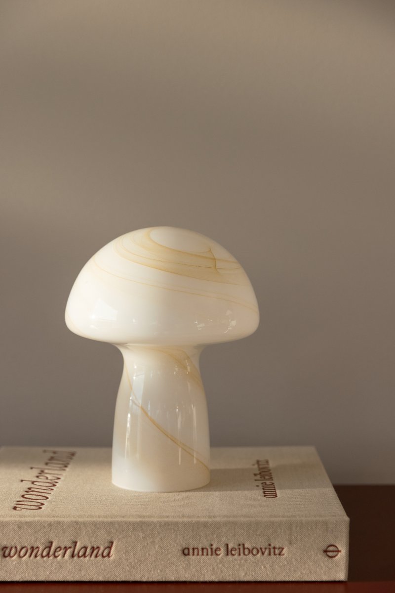 Fungo Swirl 20cm Beige lámpara de mesa De Globen Lighting - La lámpara Fungo con forma de hongo es una hermosa lámpara de mesa hecha de vidrio soplado con un decorativo patrón de espiral.