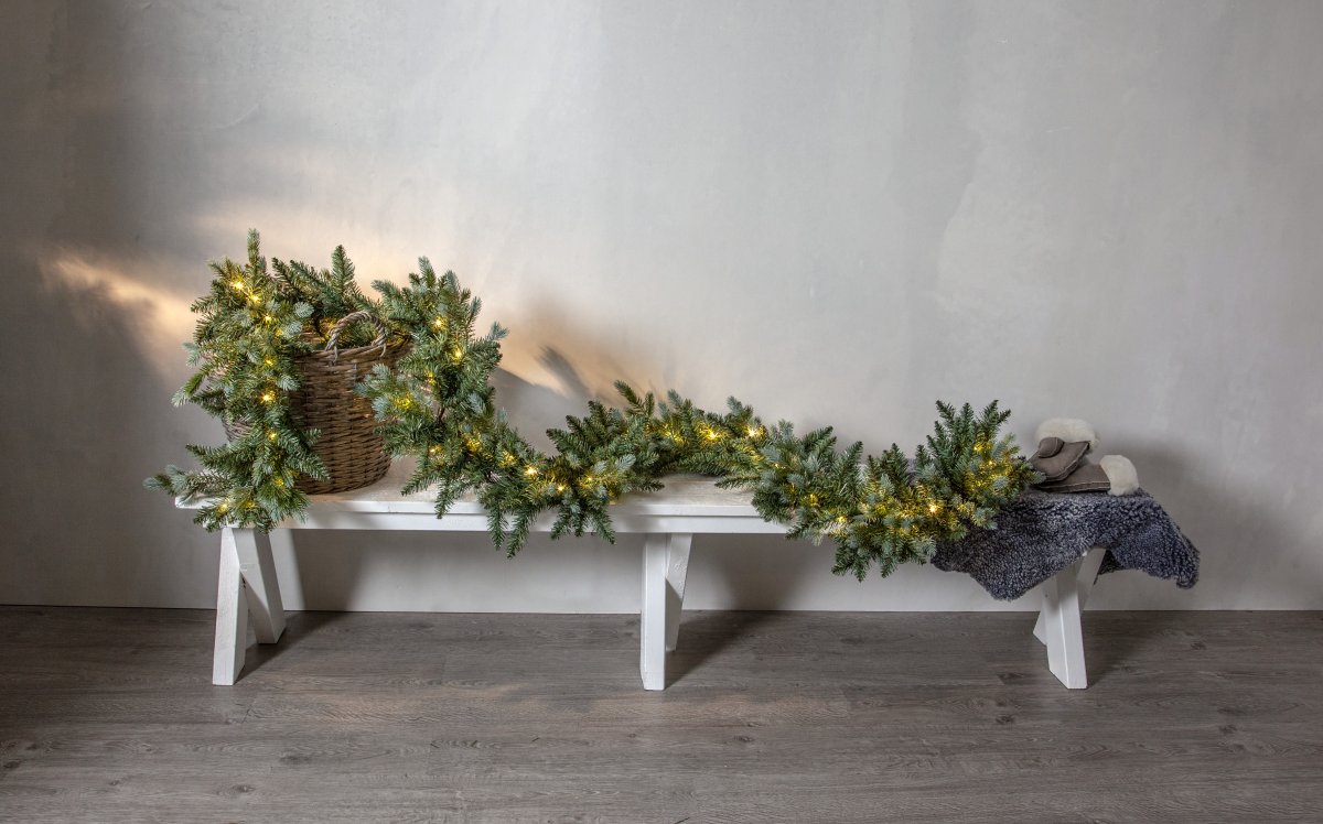 Greyland 300cm Verde De Star Trading - Consiste en una mezcla de puntas de PE y puntas de PVC con un hermoso aspecto brillante de color verde verdoso.