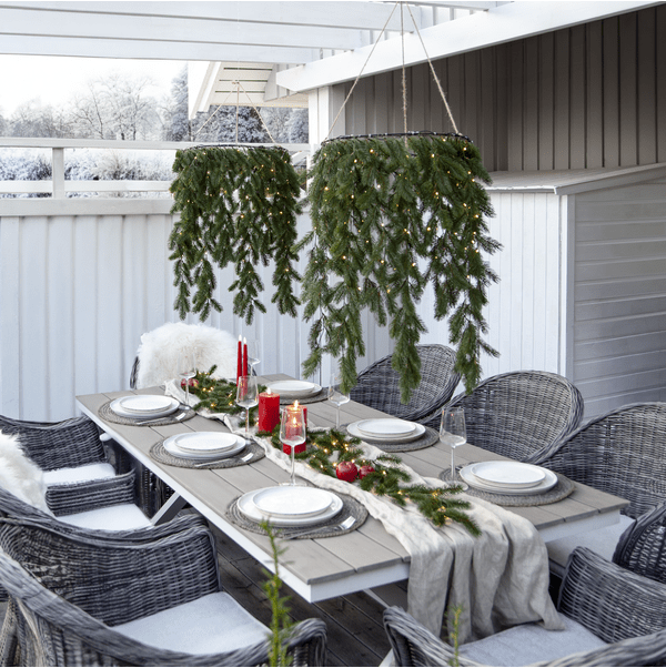 Erna Ø50 Verde De Star Trading - Esta guirnalda cuelga horizontalmente y est&aacute; iluminada con 80 LED de color blanco c&aacute;lido con forma de gota de roc&iacute;o.