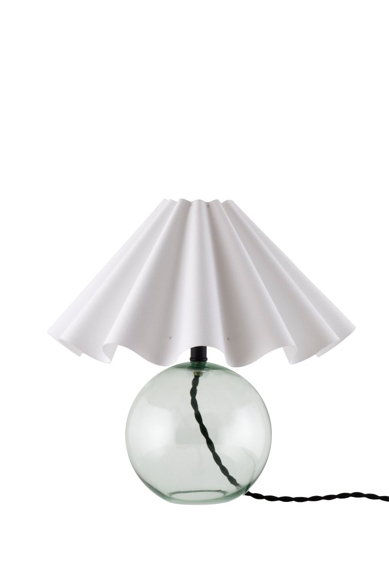 Judith 28cm Verde lámpara de mesa De Globen Lighting - La base de la l&aacute;mpara est&aacute; hecha de vidrio fino te&ntilde;ido de verde y tiene un portal&aacute;mparas de metal negro que combina con el cable negro.