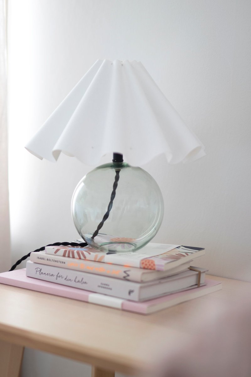 Judith 28cm Verde lámpara de mesa De Globen Lighting - La base de la l&aacute;mpara est&aacute; hecha de vidrio fino te&ntilde;ido de verde y tiene un portal&aacute;mparas de metal negro que combina con el cable negro.