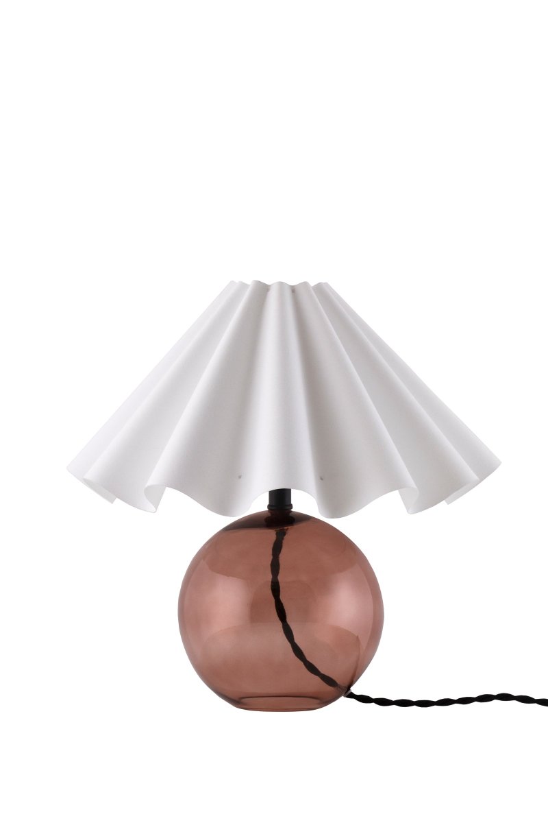 Judith 28cm Marrón lámpara de mesa De Globen Lighting - La base de la lámpara está hecha de vidrio marrón y tiene un portalámparas de metal negro a juego con el cable negro.