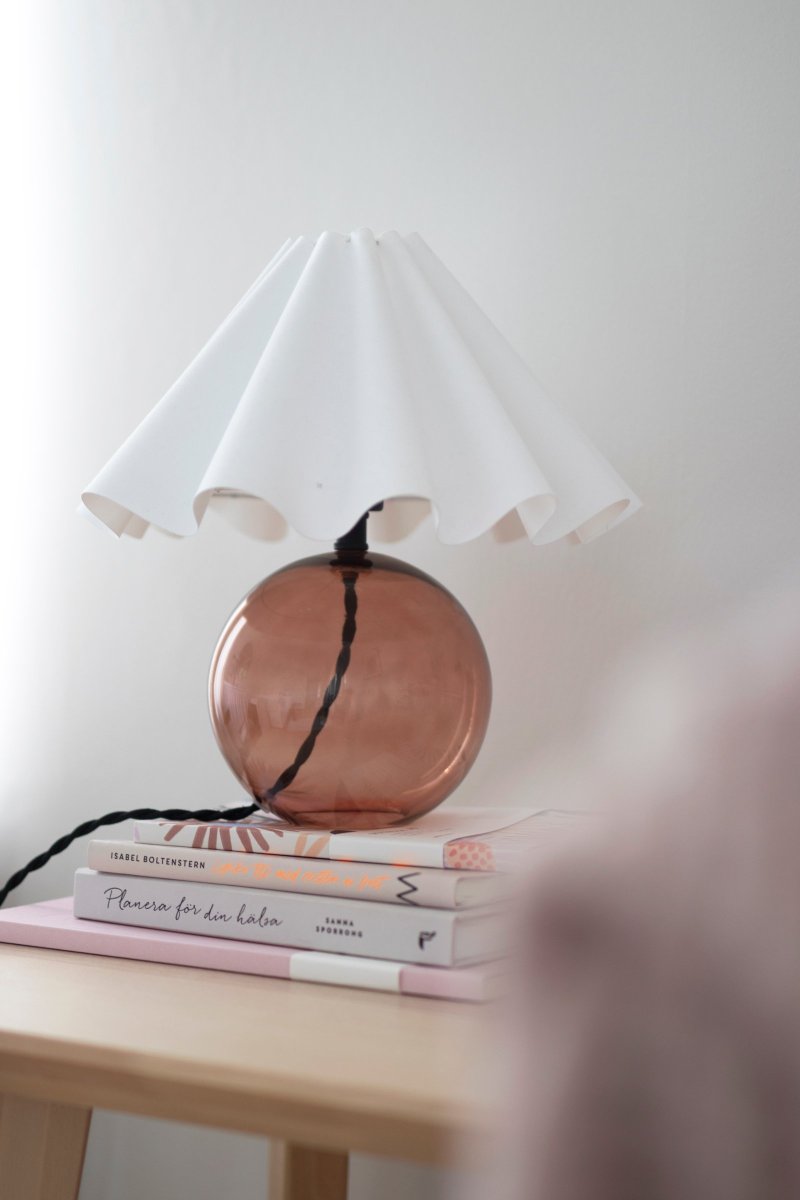 Judith 28cm Marrón lámpara de mesa De Globen Lighting - La base de la lámpara está hecha de vidrio marrón y tiene un portalámparas de metal negro a juego con el cable negro.