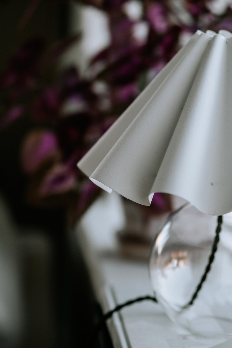 Judith 28cm Claro lámpara de mesa De Globen Lighting - La base de la lámpara está hecha de vidrio transparente y tiene un portalámparas de metal negro que combina con el cable negro.