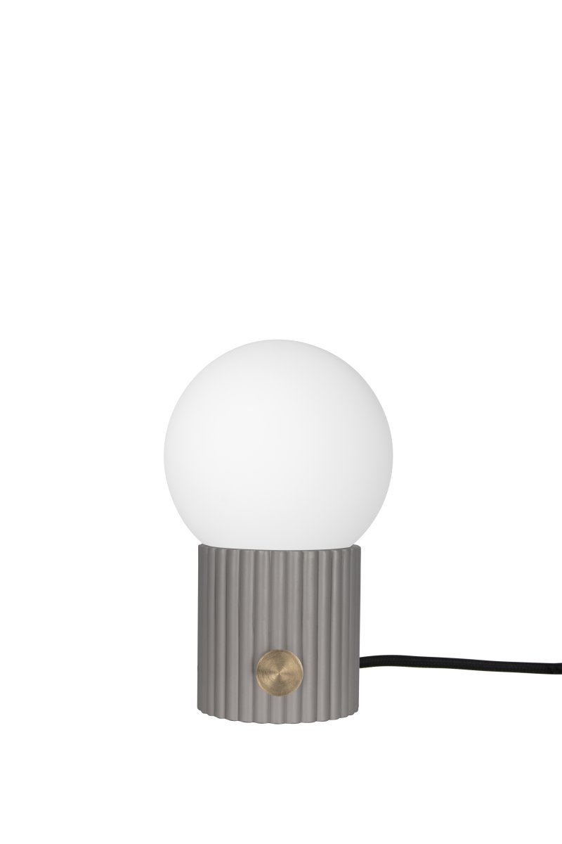 Hubble 24cm Gris lámpara de mesa De Globen Lighting - La base de la l&aacute;mpara est&aacute; hecha de poliresina pintada y cuenta con un interruptor giratorio met&aacute;lico (encendido/apagado).
