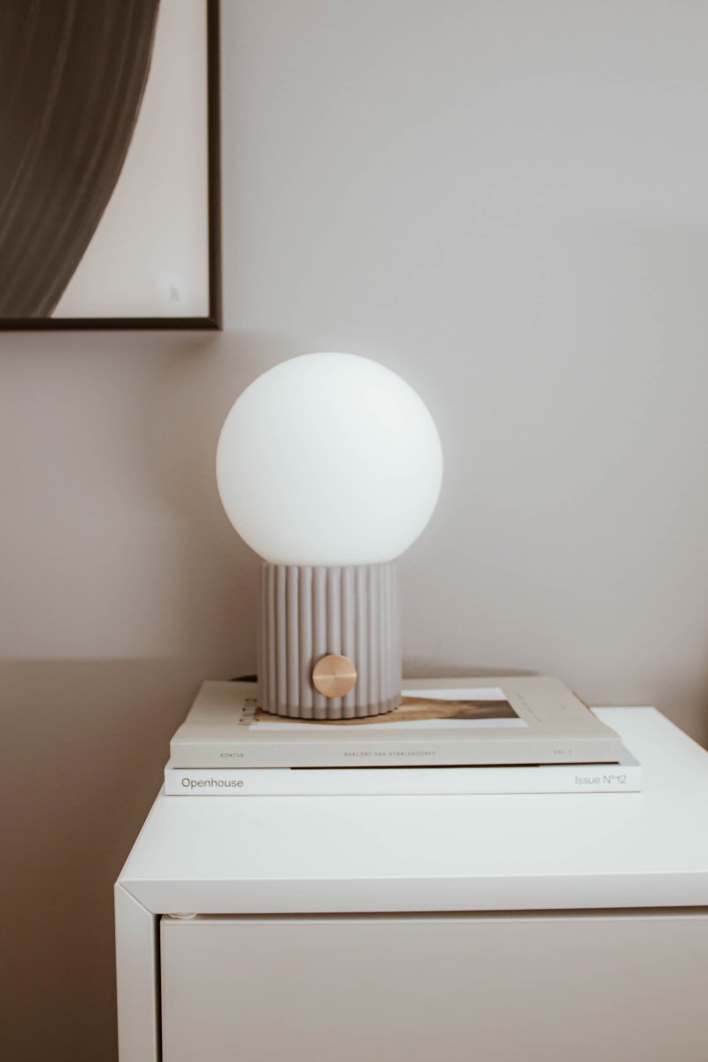 Hubble 24cm Gris lámpara de mesa De Globen Lighting - La base de la l&aacute;mpara est&aacute; hecha de poliresina pintada y cuenta con un interruptor giratorio met&aacute;lico (encendido/apagado).