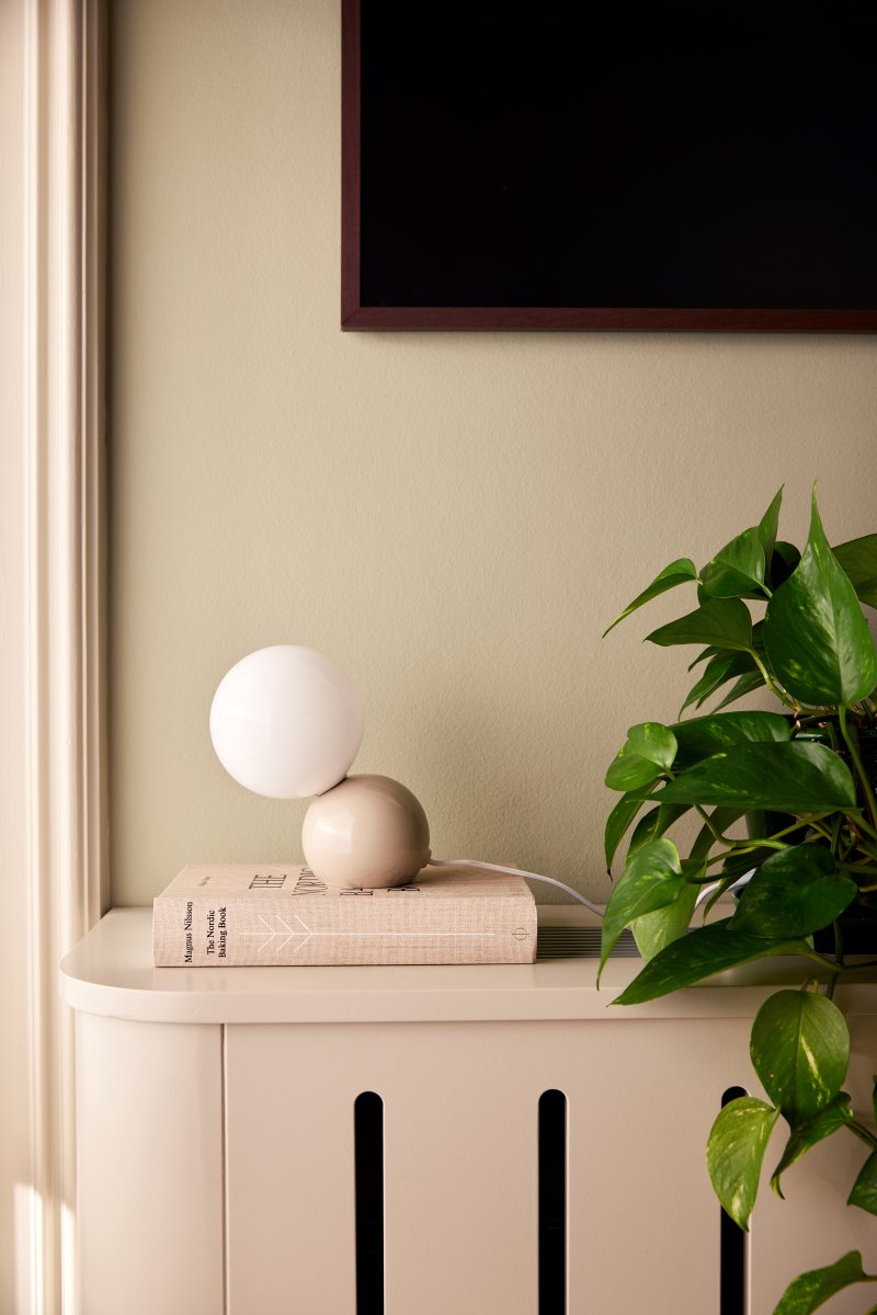 Ripley 17cm Beige lámpara de mesa De Globen Lighting - Col&oacute;cala en el escritorio del pasillo, en la mesa auxiliar del sal&oacute;n o en la mesita de noche del dormitorio.