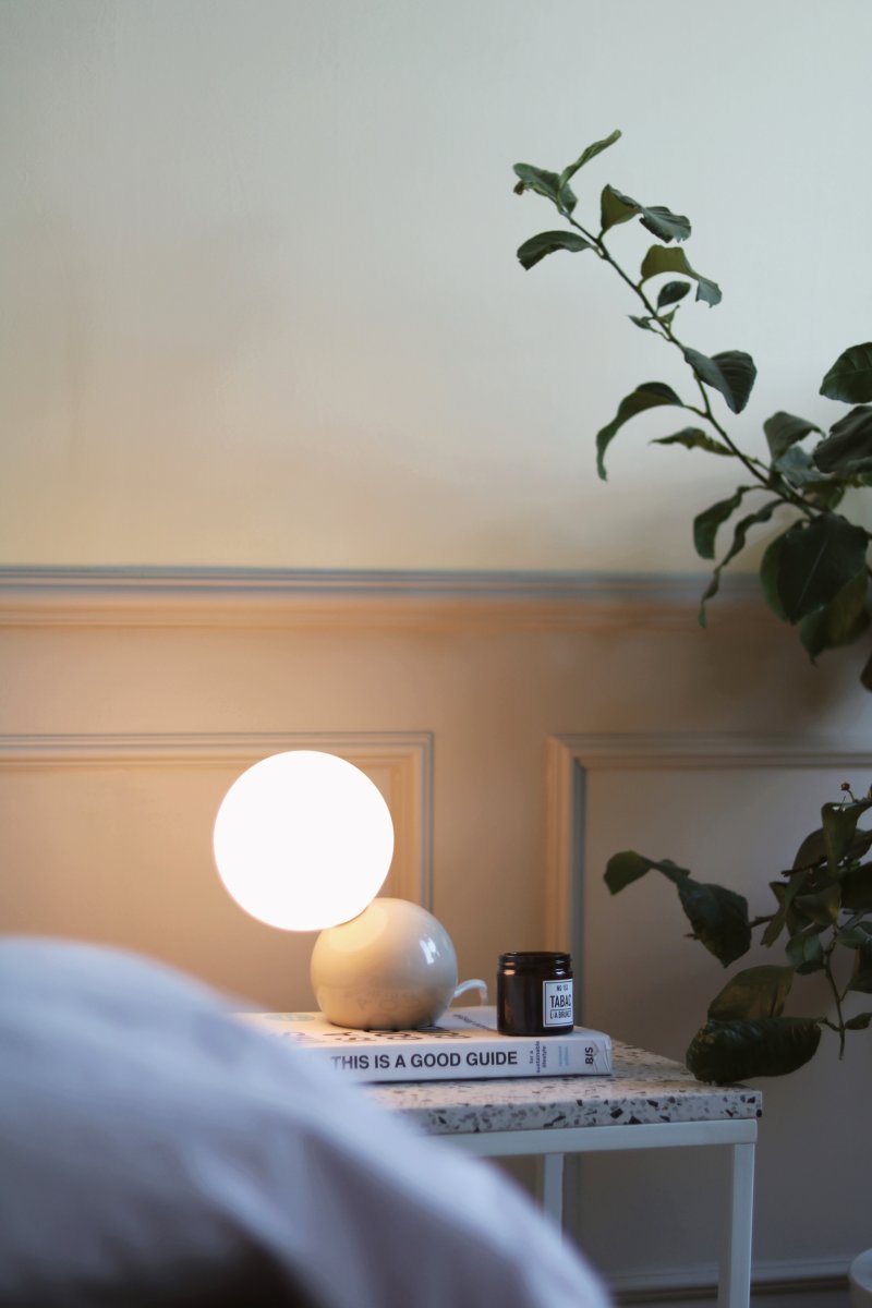 Ripley 17cm Beige lámpara de mesa De Globen Lighting - Col&oacute;cala en el escritorio del pasillo, en la mesa auxiliar del sal&oacute;n o en la mesita de noche del dormitorio.