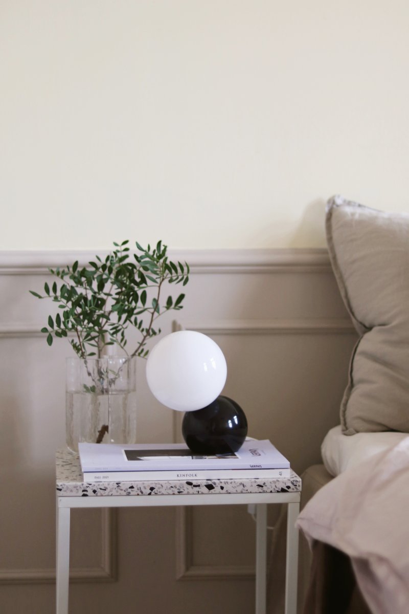 Ripley 17cm Negro lámpara de mesa De Globen Lighting - Col&oacute;cala en el escritorio del pasillo, en la mesa auxiliar del sal&oacute;n o en la mesita de noche del dormitorio.