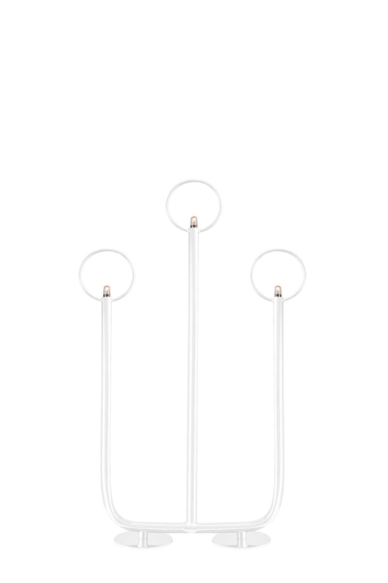 Natale Blanco De Globen Lighting - La lámpara está hecha de metal con recubrimiento de polvo blanco y se suministra completa con fuentes de luz, un cable negro de 200 cm de largo con un interruptor negro, transformador y enchufe.