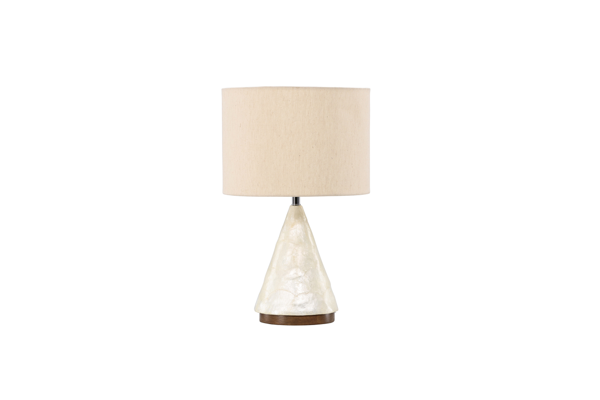 Donsö 55cm Beige lámpara de mesa De Venture Design - Con una pantalla de un di&aacute;metro de aproximadamente 35 cm, Dons&ouml; difunde una luz suave y agradable que llena la estancia de una atm&oacute;sfera c&aacute;lida.
