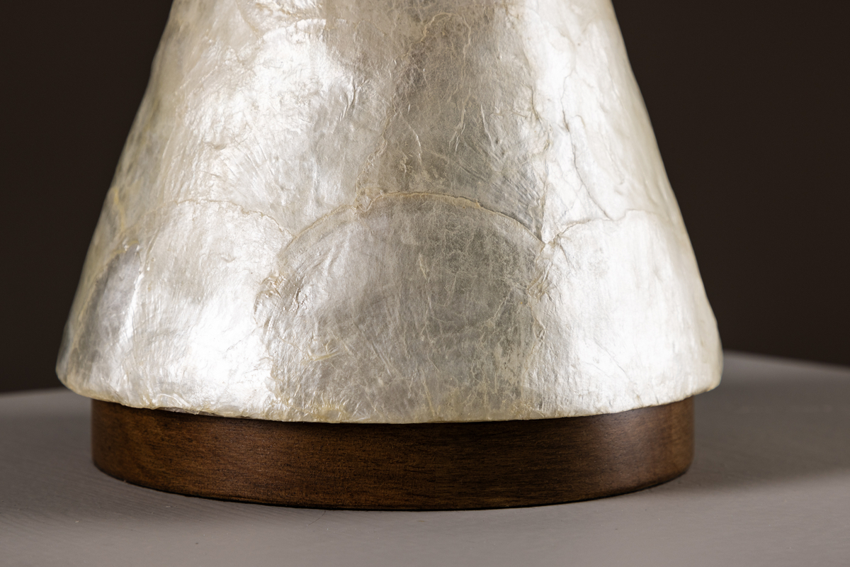 Donsö 55cm Beige lámpara de mesa De Venture Design - Con una pantalla de un di&aacute;metro de aproximadamente 35 cm, Dons&ouml; difunde una luz suave y agradable que llena la estancia de una atm&oacute;sfera c&aacute;lida.