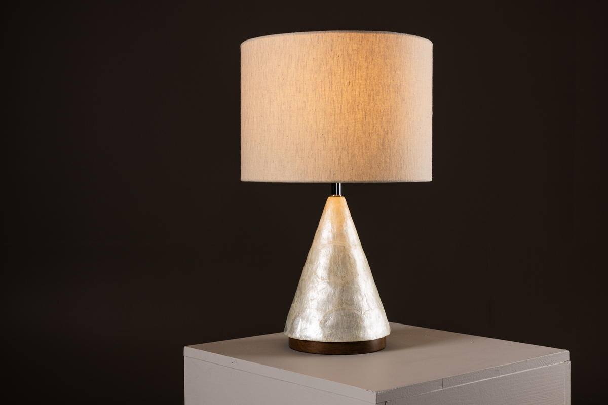 Donsö 55cm Beige lámpara de mesa De Venture Design - Con una pantalla de un di&aacute;metro de aproximadamente 35 cm, Dons&ouml; difunde una luz suave y agradable que llena la estancia de una atm&oacute;sfera c&aacute;lida.
