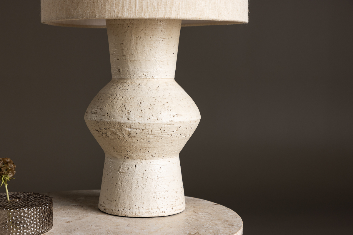 Valön 52cm Blanco marfil lámpara de mesa De Venture Design - A&ntilde;ade un toque de elegancia a tu hogar con la l&aacute;mpara de mesa Val&ouml;n, una hermosa l&aacute;mpara que iluminar&aacute; tu estancia con estilo.