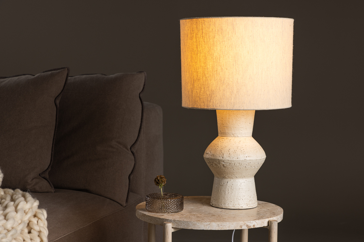 Valön 52cm Blanco marfil lámpara de mesa De Venture Design - A&ntilde;ade un toque de elegancia a tu hogar con la l&aacute;mpara de mesa Val&ouml;n, una hermosa l&aacute;mpara que iluminar&aacute; tu estancia con estilo.