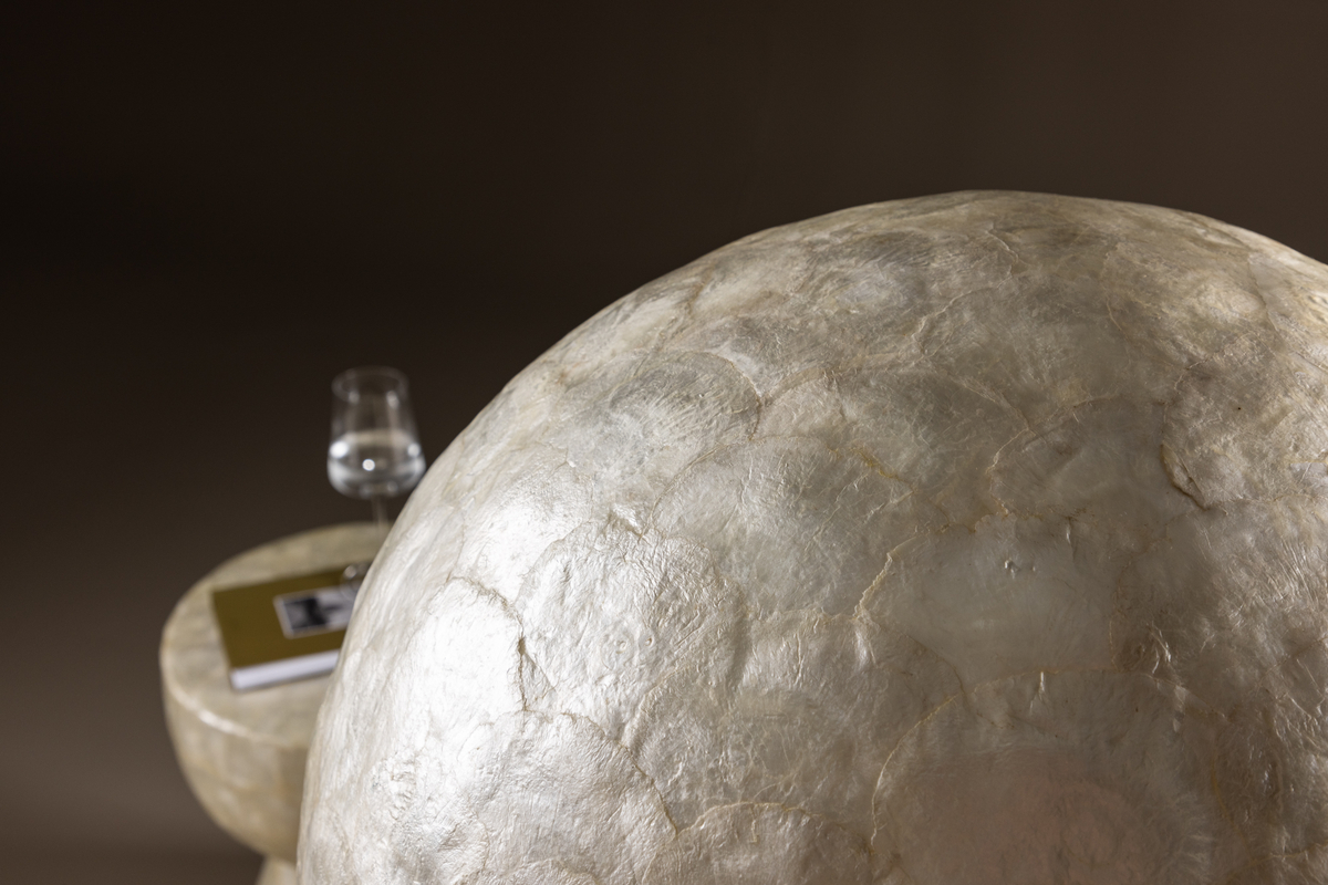 Lindön Beige lámpara de pie De Venture Design - Descubra la elegancia con la lámpara de pie Lindön: una impresionante solución de iluminación que no solo ilumina su hogar, sino que también realza su interior con su elegante diseño.