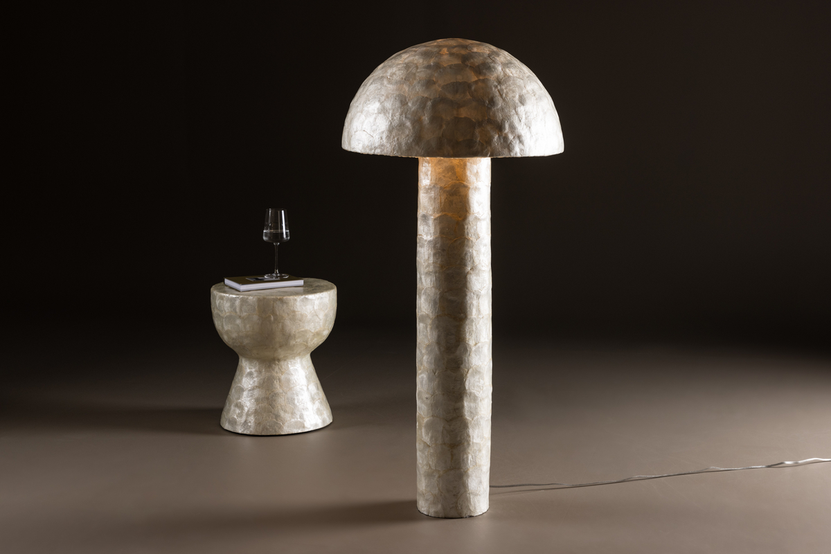 Lindön Beige lámpara de pie De Venture Design - Descubra la elegancia con la lámpara de pie Lindön: una impresionante solución de iluminación que no solo ilumina su hogar, sino que también realza su interior con su elegante diseño.