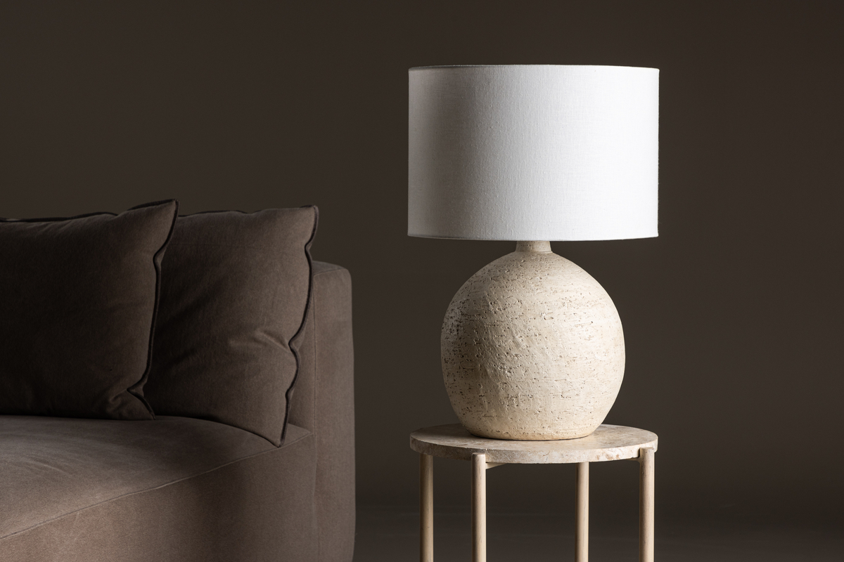 Tjörn 60cm Beige lámpara de mesa De Venture Design - La combinaci&oacute;n atemporal de terracota y blanco hace de Tj&oslash;rn una l&aacute;mpara vers&aacute;til que se adapta perfectamente a interiores modernos y tradicionales.