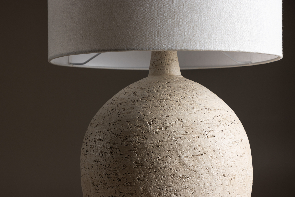 Tjörn 60cm Beige lámpara de mesa De Venture Design - La combinaci&oacute;n atemporal de terracota y blanco hace de Tj&oslash;rn una l&aacute;mpara vers&aacute;til que se adapta perfectamente a interiores modernos y tradicionales.