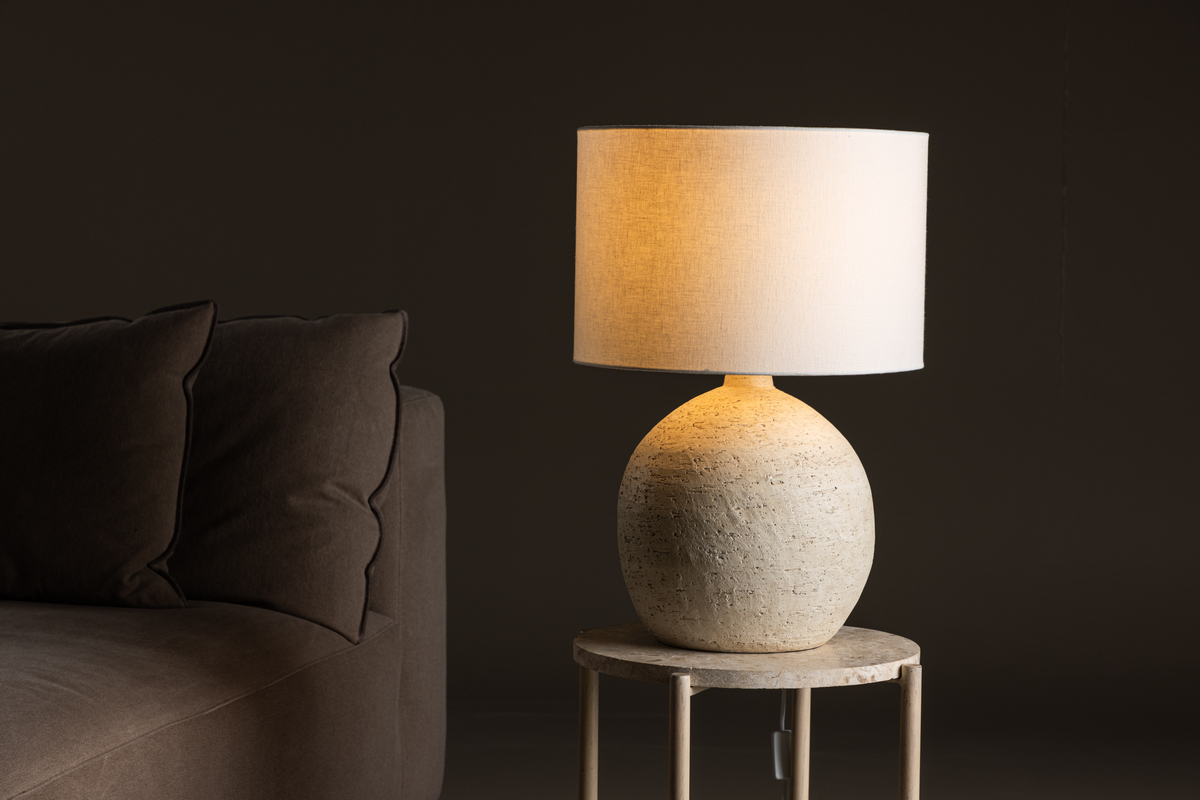 Tjörn 60cm Beige lámpara de mesa De Venture Design - La combinaci&oacute;n atemporal de terracota y blanco hace de Tj&oslash;rn una l&aacute;mpara vers&aacute;til que se adapta perfectamente a interiores modernos y tradicionales.