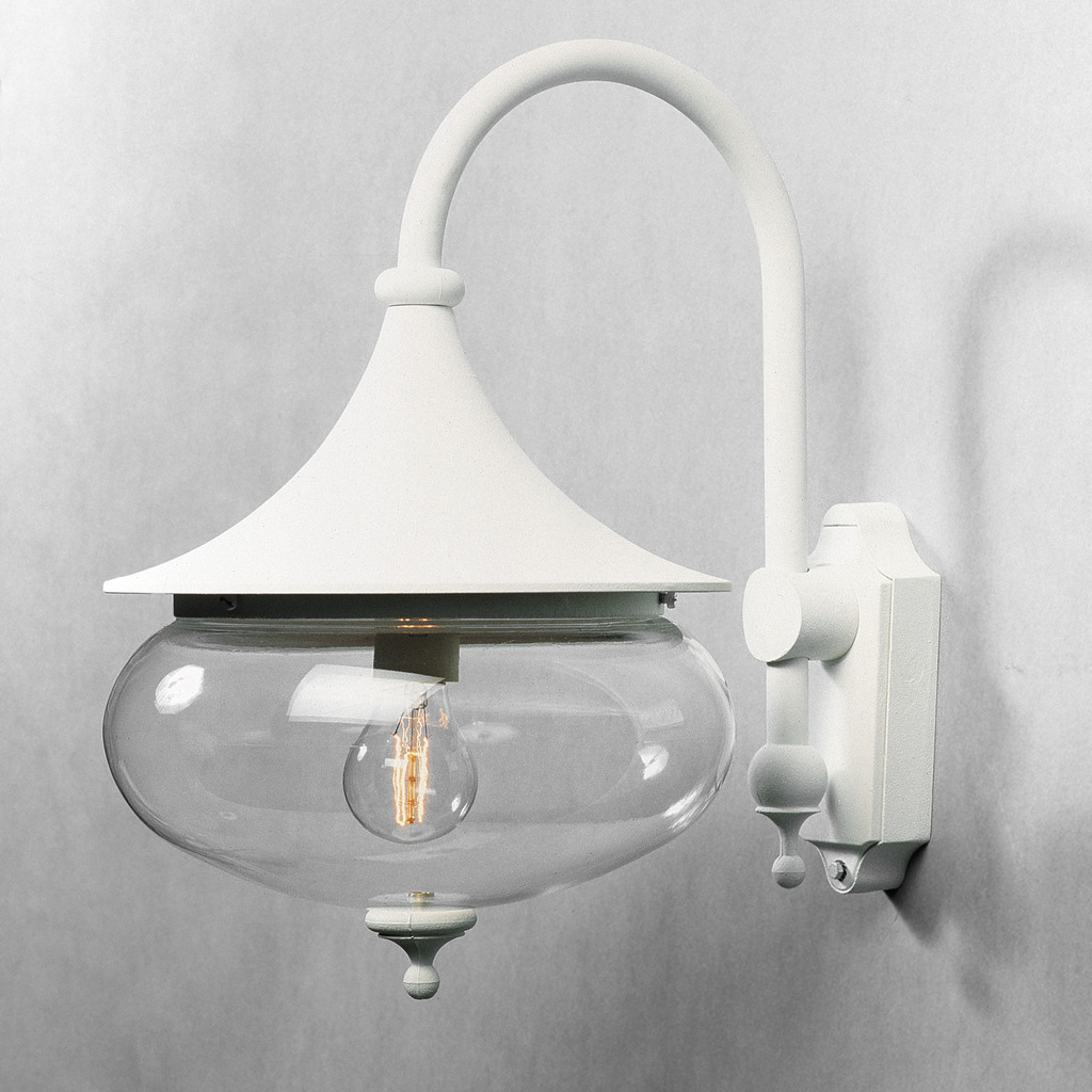 Libra Blanco lámpara de exterior De Konstsmide - Las formas suaves y la gran pantalla de cristal transparente difunden una luz cálida y agradable, creando un ambiente acogedor en entradas o terrazas.