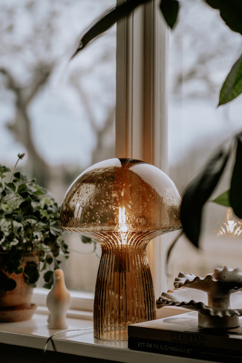 Fungo 42cm Marrón lámpara de mesa De Globen Lighting - La l&aacute;mpara Fungo con forma de hongo es una hermosa l&aacute;mpara de mesa hecha de vidrio soplado con detalles acanalados en la base.