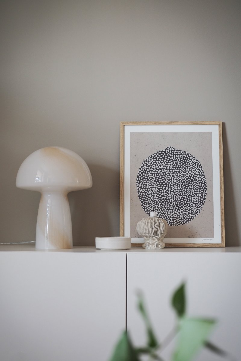 Fungo Swirl 42cm Beige lámpara de mesa De Globen Lighting - La l&aacute;mpara Fungo con forma de hongo es una hermosa l&aacute;mpara de mesa hecha de vidrio soplado con un decorativo patr&oacute;n de espiral.