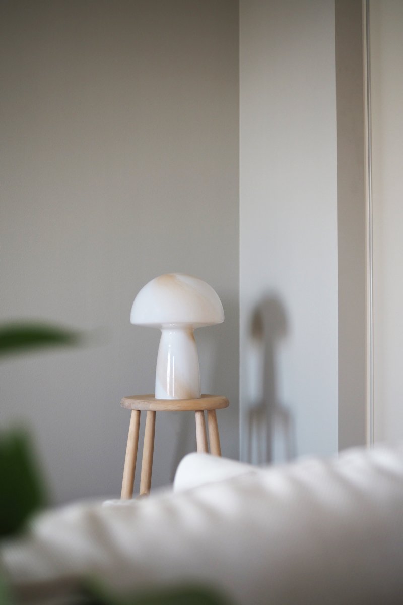 Fungo Swirl 42cm Beige lámpara de mesa De Globen Lighting - La l&aacute;mpara Fungo con forma de hongo es una hermosa l&aacute;mpara de mesa hecha de vidrio soplado con un decorativo patr&oacute;n de espiral.