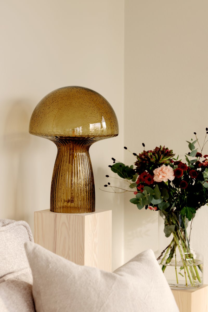Fungo 42cm Marrón lámpara de mesa De Globen Lighting - La l&aacute;mpara Fungo con forma de hongo es una hermosa l&aacute;mpara de mesa hecha de vidrio soplado con detalles acanalados en la base.