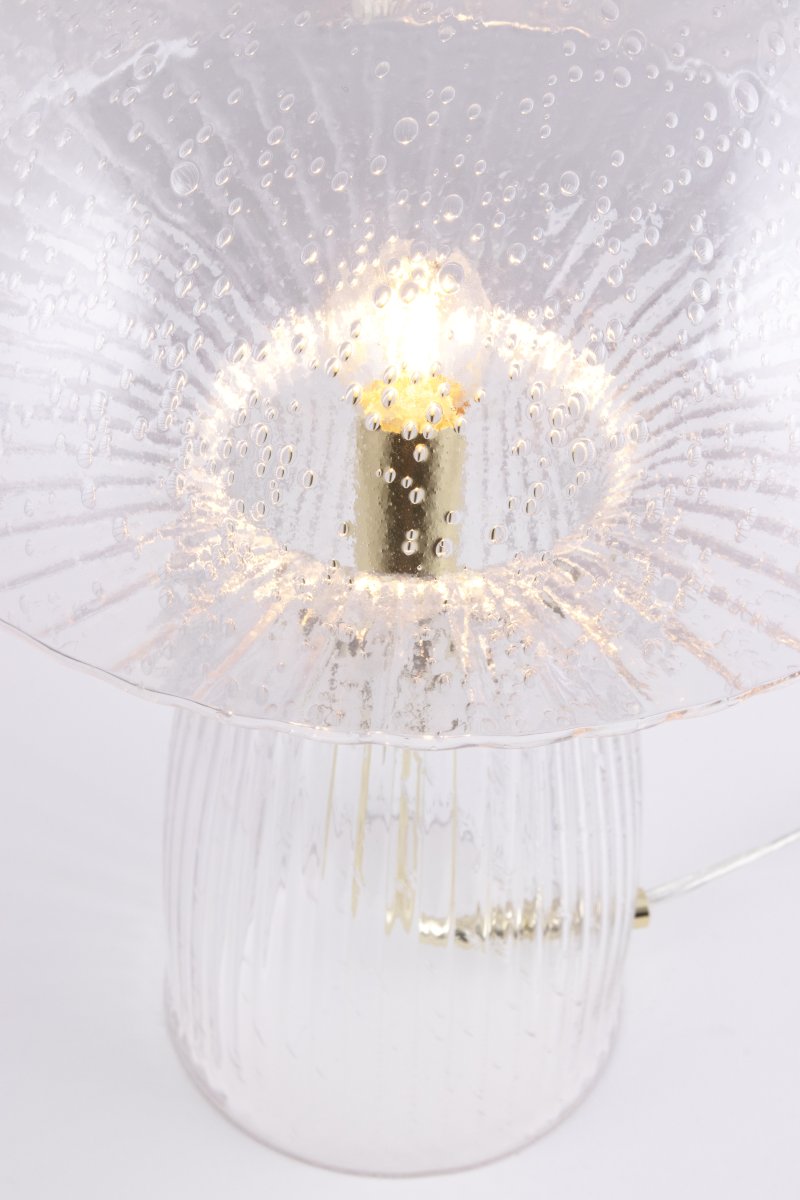 Fungo 42cm Transparente lámpara de mesa De Globen Lighting - La lámpara Fungo con forma de hongo es una hermosa lámpara de mesa hecha de vidrio soplado con detalles acanalados en la base.