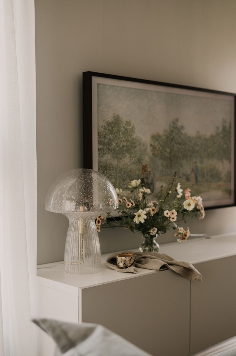 Fungo 42cm Transparente lámpara de mesa De Globen Lighting - La lámpara Fungo con forma de hongo es una hermosa lámpara de mesa hecha de vidrio soplado con detalles acanalados en la base.