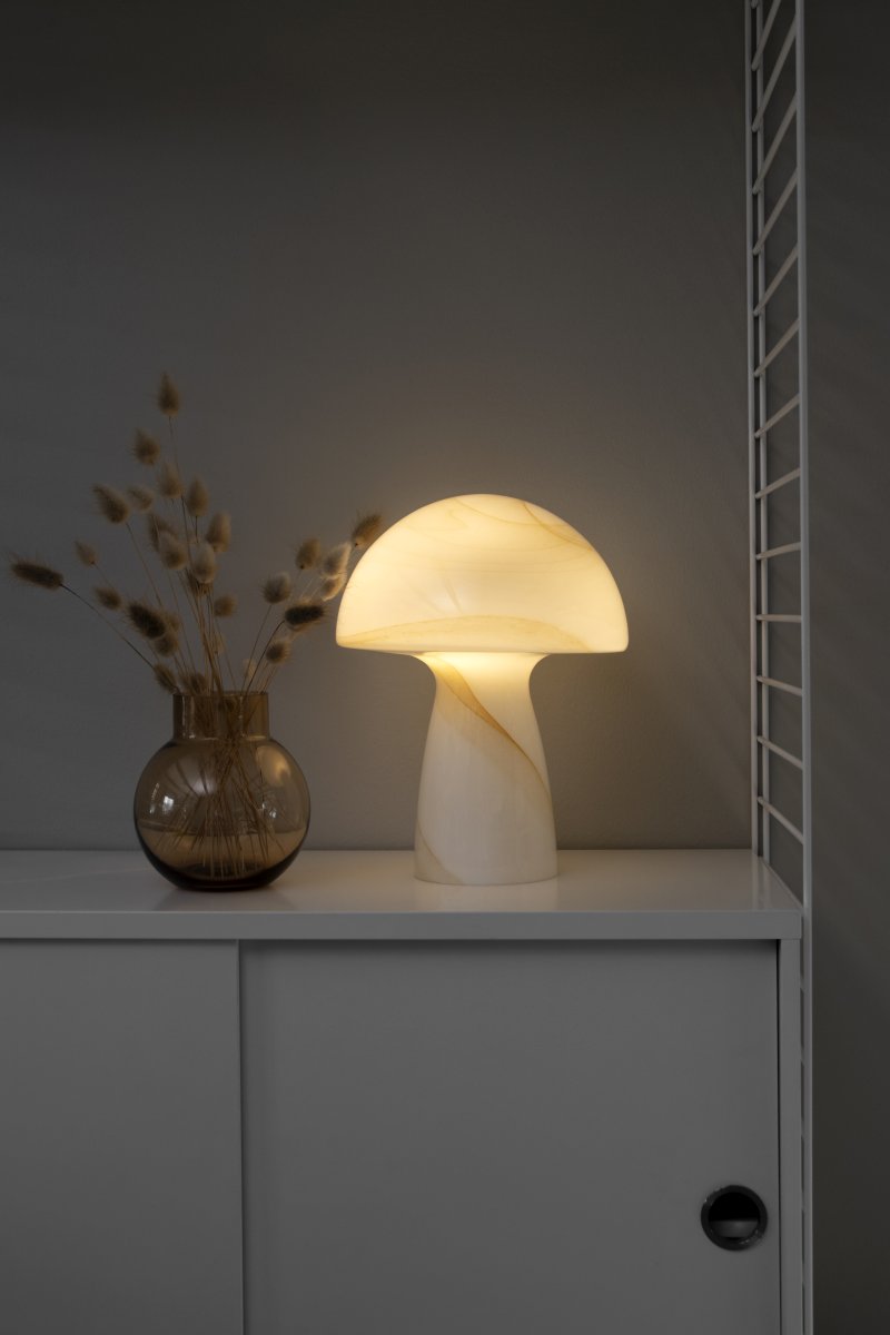 Fungo Swirl 30cm Beige lámpara de mesa De Globen Lighting - La lámpara Fungo con forma de hongo es una hermosa lámpara de mesa hecha de vidrio soplado con un decorativo patrón de espiral.