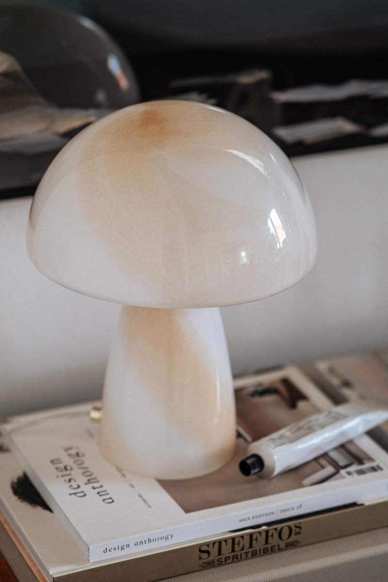Fungo Swirl 30cm Beige lámpara de mesa De Globen Lighting - La lámpara Fungo con forma de hongo es una hermosa lámpara de mesa hecha de vidrio soplado con un decorativo patrón de espiral.