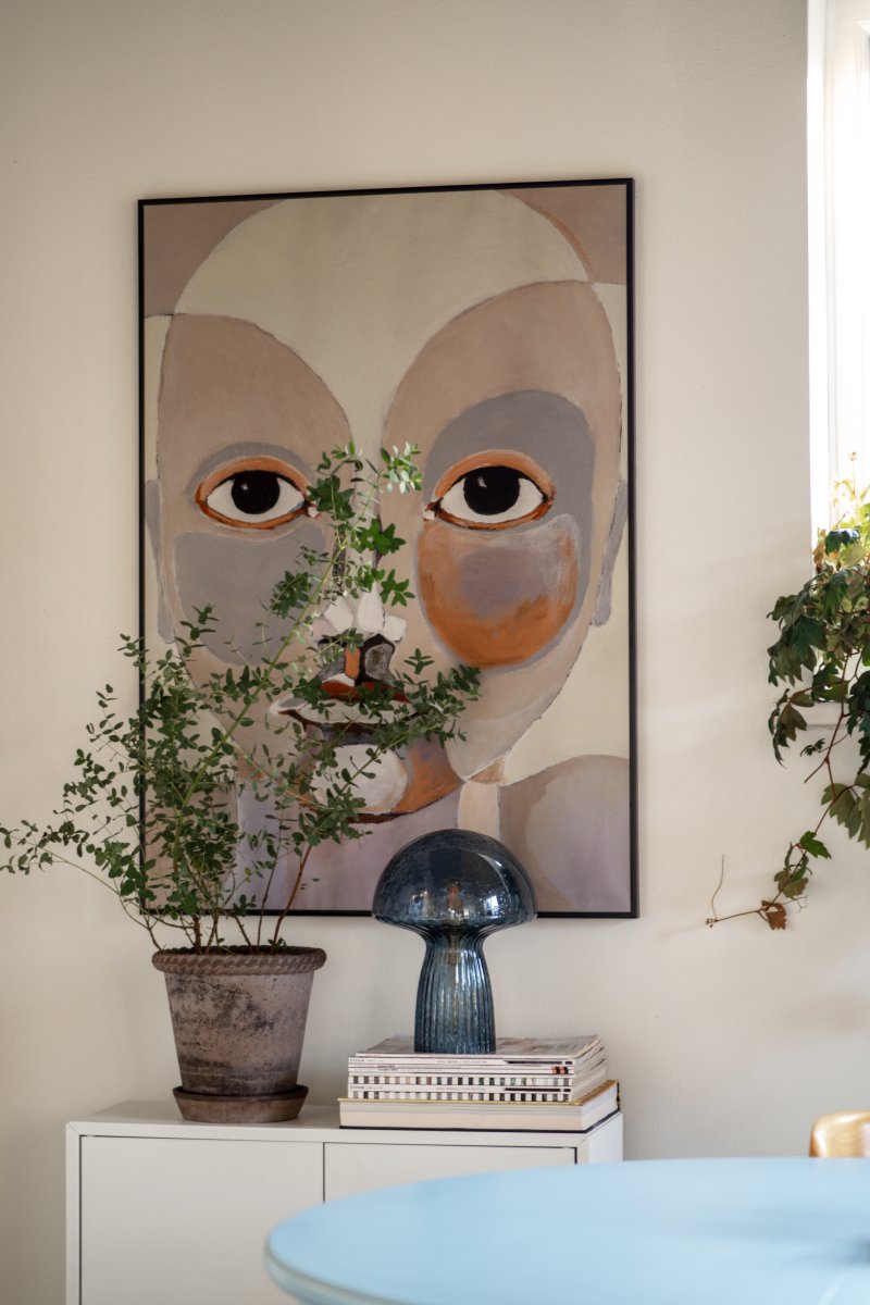 Fungo 30cm Azul lámpara de mesa De Globen Lighting - La l&aacute;mpara Fungo con forma de hongo es una hermosa l&aacute;mpara de mesa hecha de vidrio soplado con detalles acanalados en la base.