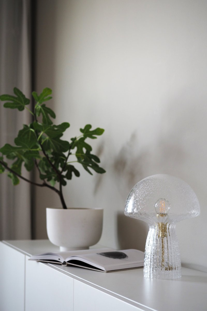 Fungo 30cm Transparente lámpara de mesa De Globen Lighting - La l&aacute;mpara Fungo con forma de hongo es una hermosa l&aacute;mpara de mesa hecha de vidrio soplado con detalles acanalados en la base.