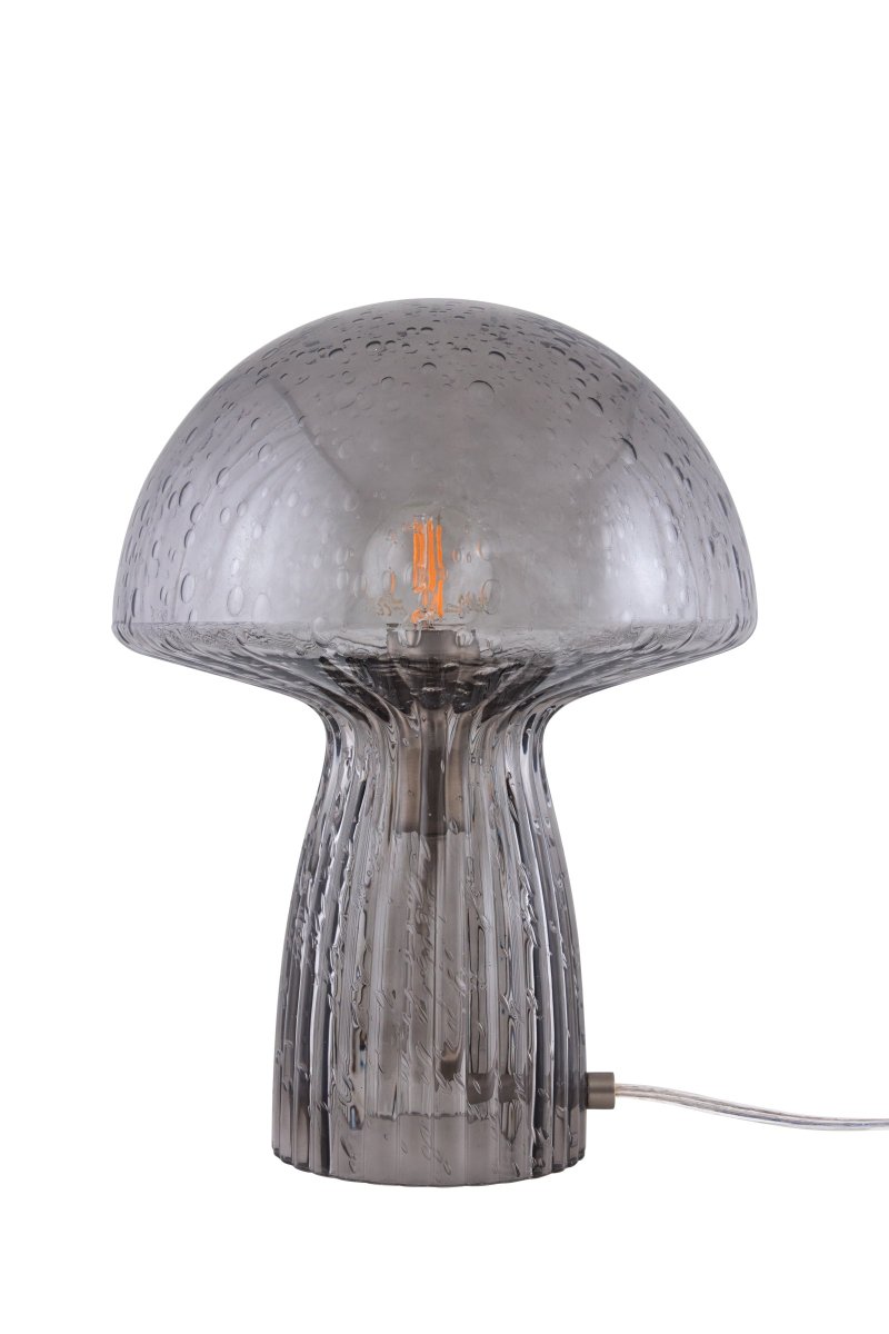 Fungo 30cm Color humo lámpara de mesa De Globen Lighting - La l&aacute;mpara Fungo con forma de hongo es una hermosa l&aacute;mpara de mesa hecha de vidrio soplado con detalles acanalados en la base.