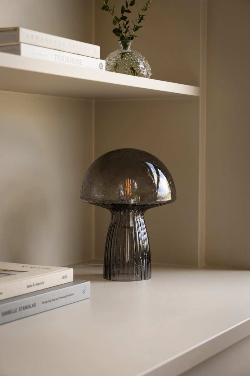 Fungo 30cm Color humo lámpara de mesa De Globen Lighting - La l&aacute;mpara Fungo con forma de hongo es una hermosa l&aacute;mpara de mesa hecha de vidrio soplado con detalles acanalados en la base.