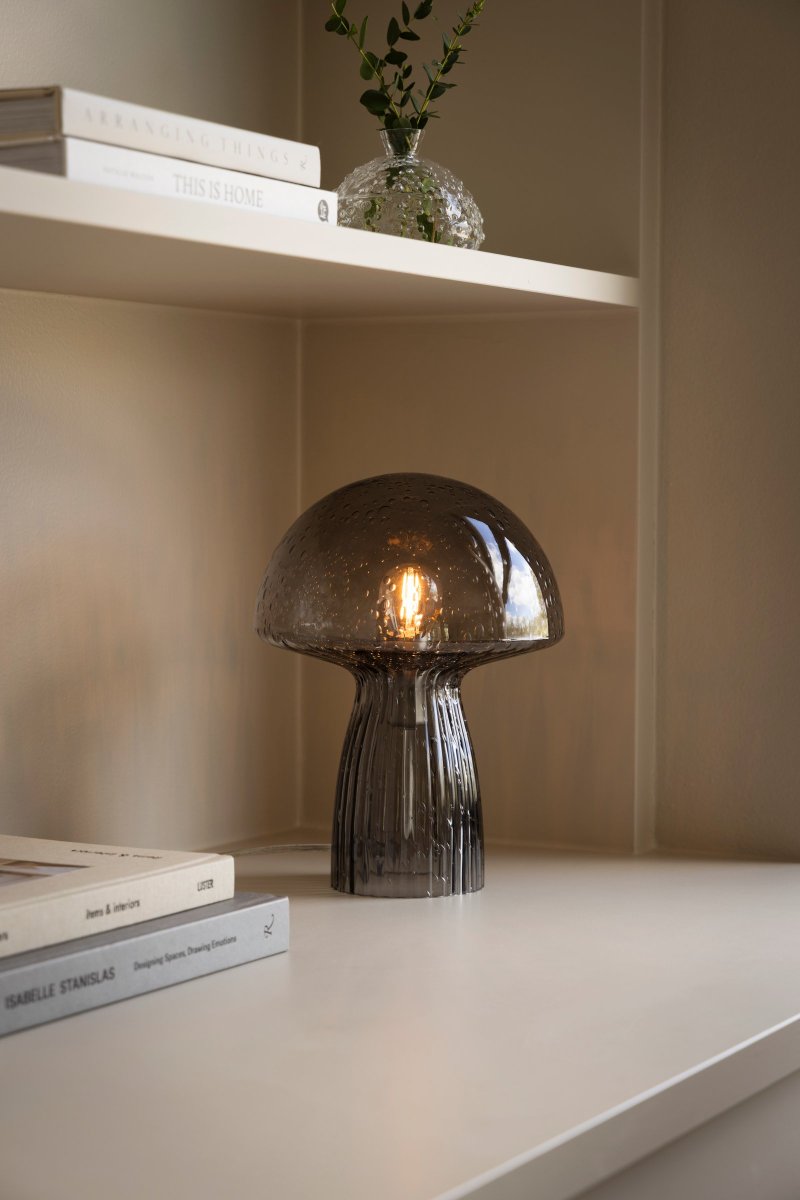 Fungo 30cm Color humo lámpara de mesa De Globen Lighting - La l&aacute;mpara Fungo con forma de hongo es una hermosa l&aacute;mpara de mesa hecha de vidrio soplado con detalles acanalados en la base.