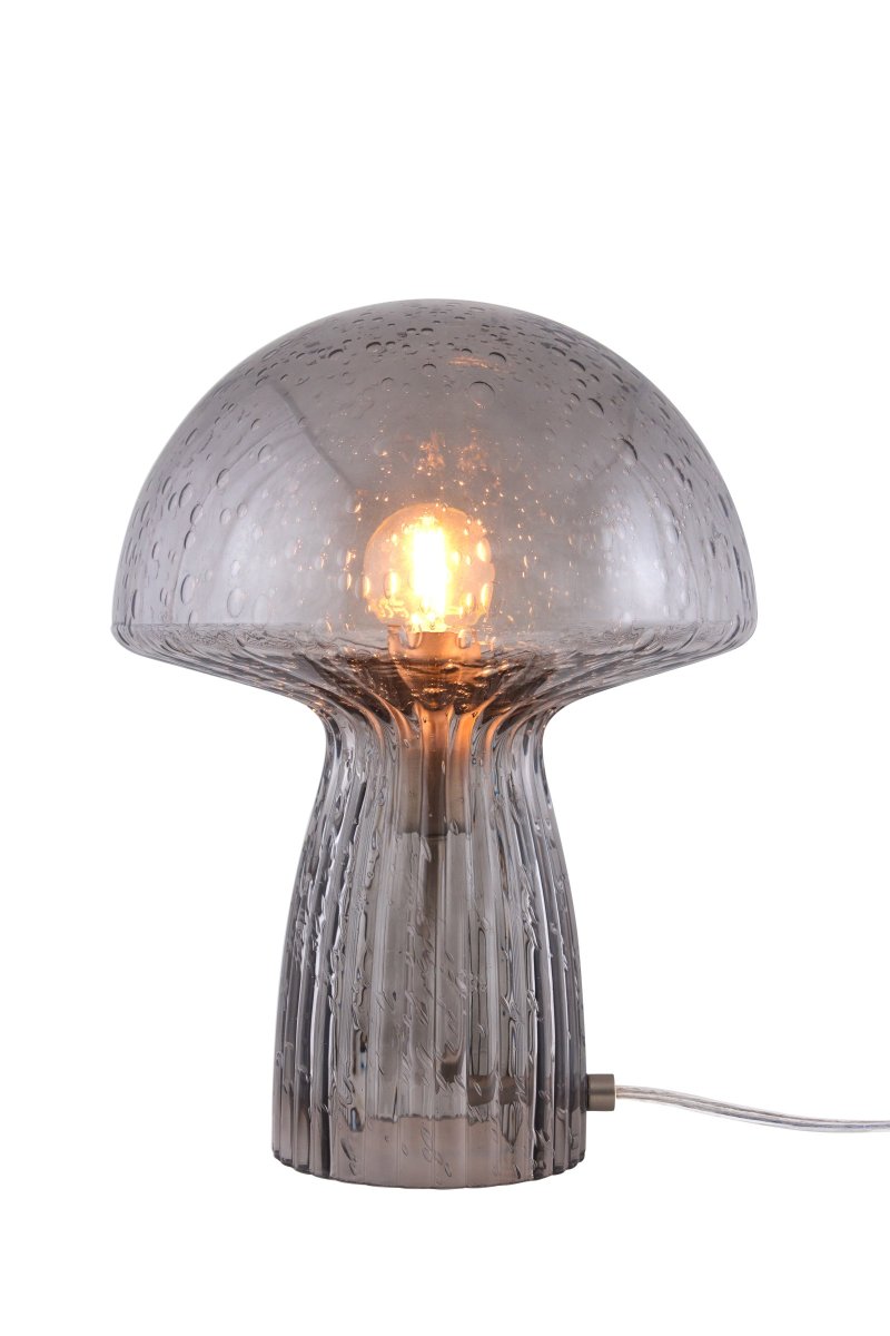 Fungo 30cm Color humo lámpara de mesa De Globen Lighting - La l&aacute;mpara Fungo con forma de hongo es una hermosa l&aacute;mpara de mesa hecha de vidrio soplado con detalles acanalados en la base.