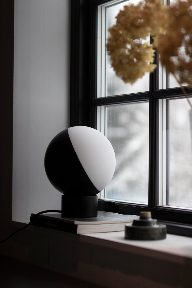 Contur 24cm Negro lámpara de mesa De Globen Lighting - La l&aacute;mpara de mesa Contur es una l&aacute;mpara gr&aacute;fica y decorativa que encaja a la perfecci&oacute;n en un ambiente moderno o para quienes buscan un contraste contempor&aacute;neo.