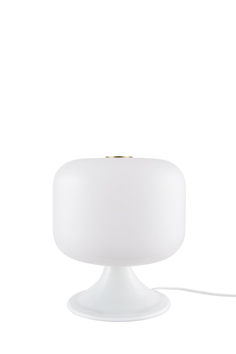 Bullen 25cm Blanco lámpara de mesa De Globen Lighting - El cristal presenta detalles de lat&oacute;n cepillado y un cable y enchufe textil blanco de 200 cm de largo.